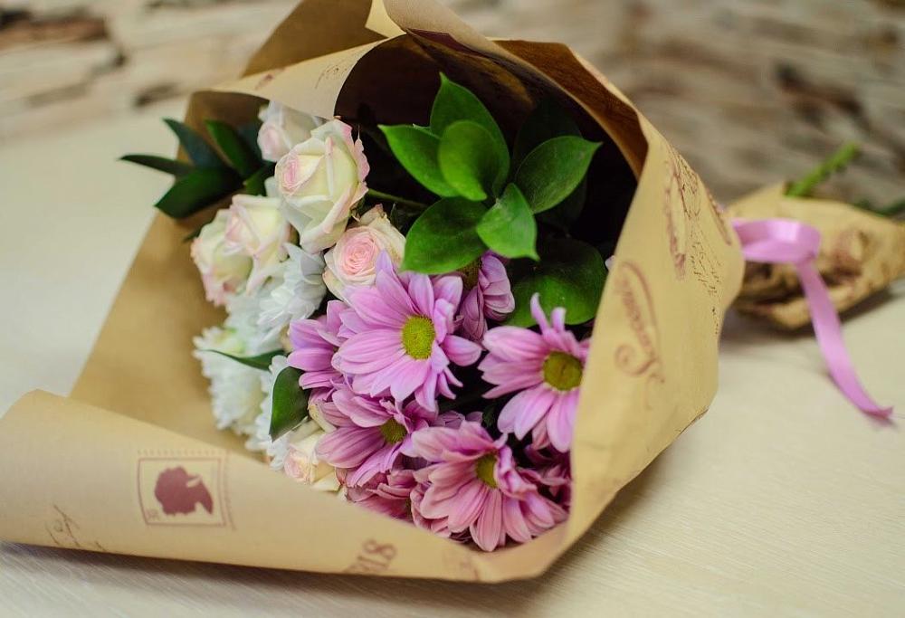 Букет улыбка в Минусинске Букет цветов из: Розы и Хризантемы в Минусинске