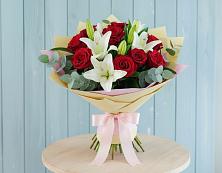 Букет Элегантная гармония в Минусинске Букет цветов из:  Лилии и Розы в Минусинске