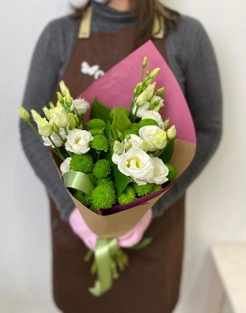 Букет морозный день в Минусинске Букет цветов из: Хризантемы и Лизиантусы в Минусинске