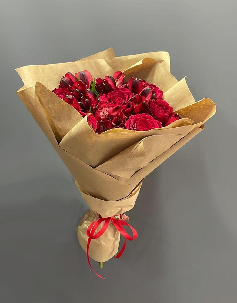 Букет прекрасной женщине в Минусинске Букет цветов из: Альстромерии и Розы в Минусинске