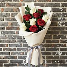 Букет красно-белые розы в Минусинске Букет цветов из:  Розы в Минусинске