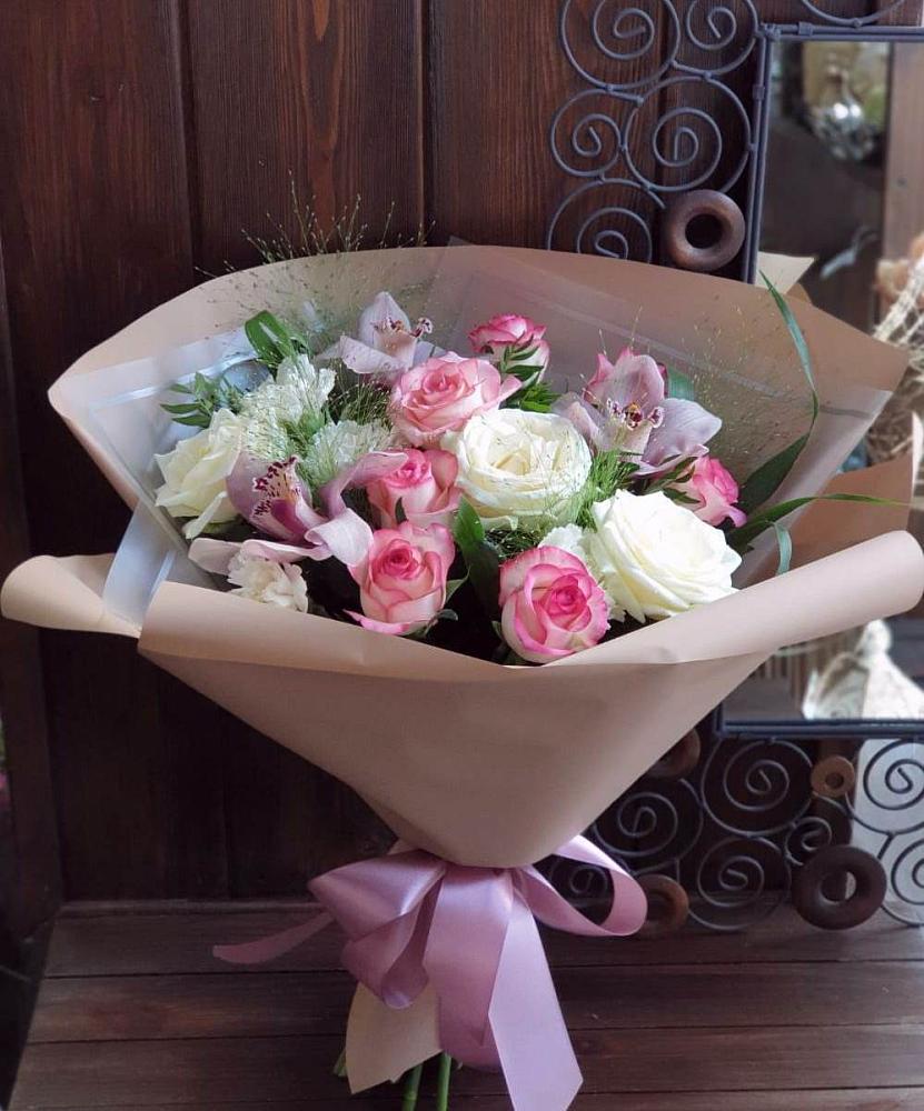 Букет цветов из: Гвоздики, Орхидеи, Розы и Хризантемы в Минусинске