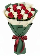 Микс из красных и белых роз в Минусинске Букет Микс из красных и белых роз в Минусинске