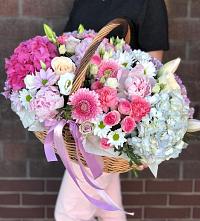 Композиция солнечный день в Минусинске Цветочная композиция из Розы, Хризантемы, Пионы и Лизиантусы в корзине в Минусинске