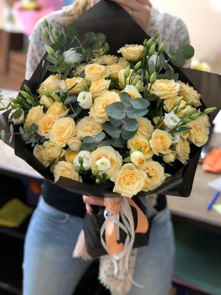 Букет птица счастья в Минусинске Букет цветов из: Розы и Лизиантусы в Минусинске