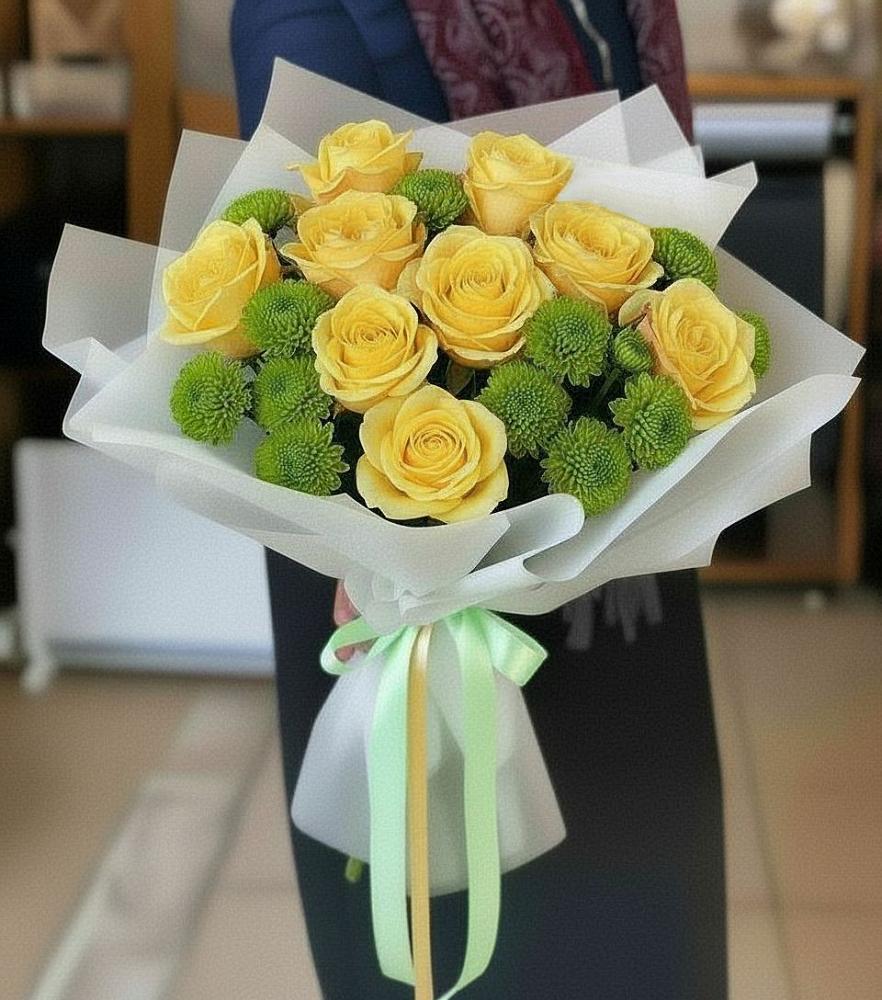 Букет сочно-зеленый в Минусинске Букет цветов из: Хризантемы и Розы в Минусинске