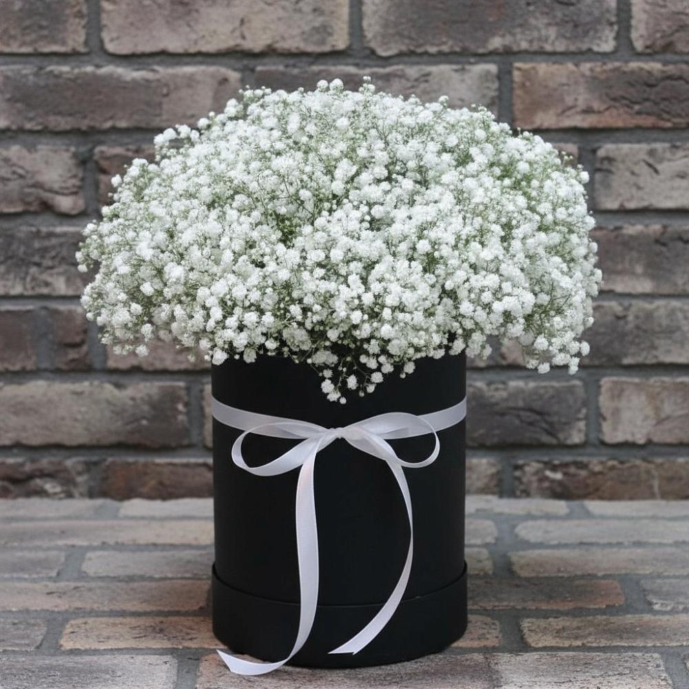 Композиция коробка гипсофил в Минусинске Цветочная композиция из Гипсофила в шляпной коробке в Минусинске