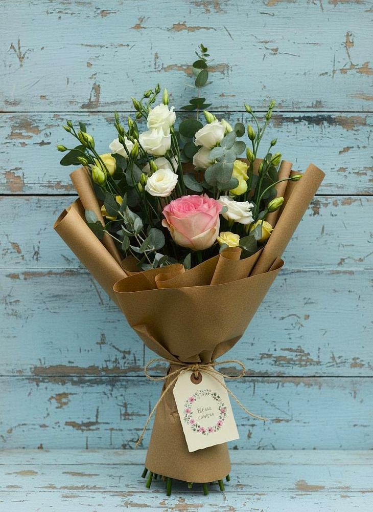 Букет нежный привет в Минусинске Букет цветов из: Розы и Лизиантусы в Минусинске