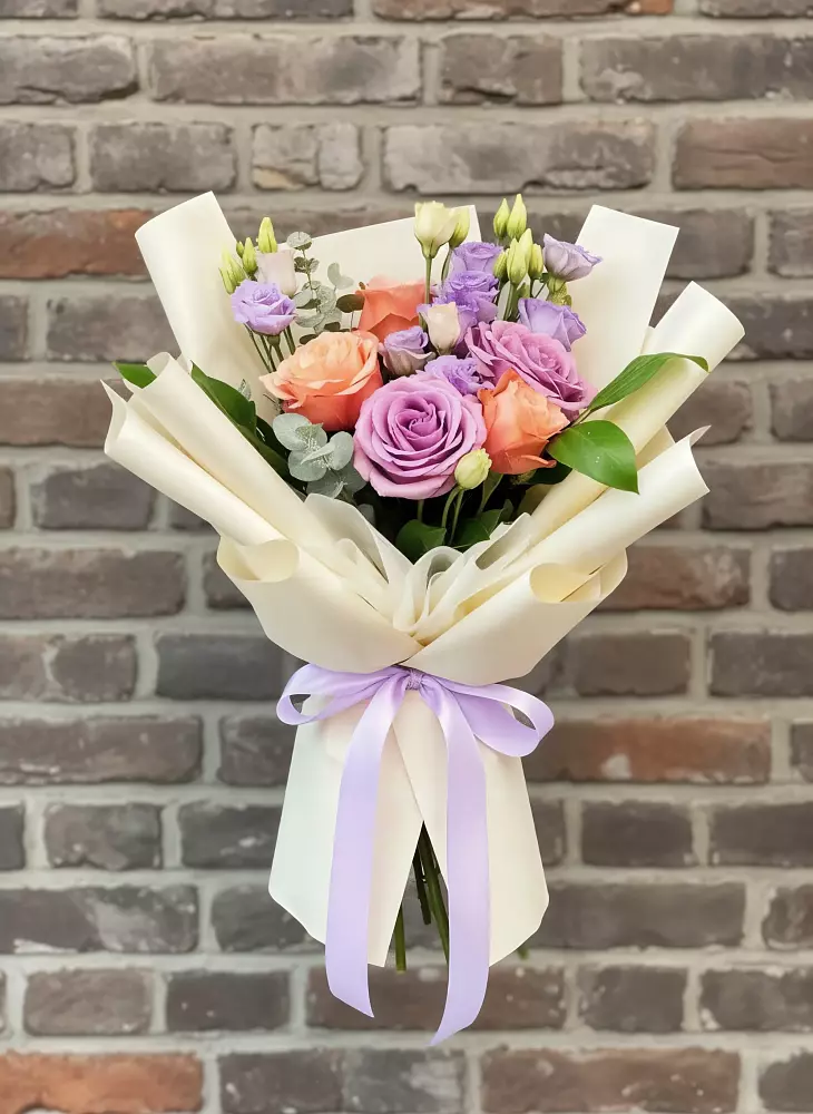 Букет цветочные ноты в Минусинске Букет цветов из: Лизиантусы и Розы в Минусинске