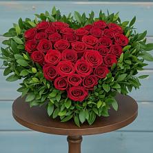 Композиция Сердце в любви в Минусинске Цветочная композиция из Розы в виде сердца в Минусинске