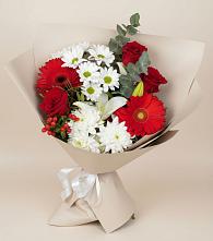 Букет поцелуй лета в Минусинске Букет цветов из:  Розы, Хризантемы, Герберы и Лилии в Минусинске
