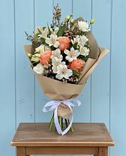 Букет яркий комплимент в Минусинске Букет цветов из:  Альстромерии, Лизиантусы, Розы и Хризантемы в Минусинске