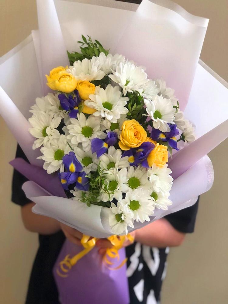 Букет солнечный привет в Минусинске Букет цветов из: Ирисы, Хризантемы и Розы в Минусинске