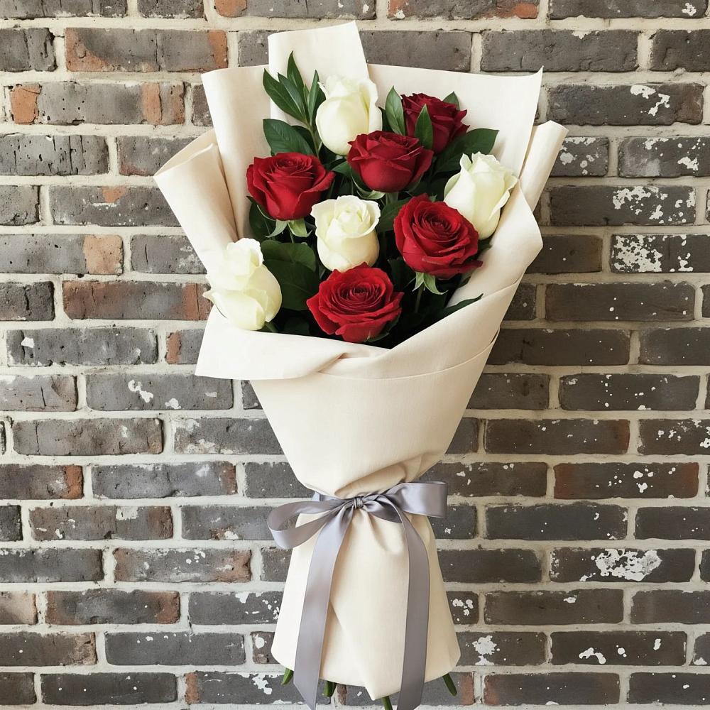 Букет красно-белые розы в Минусинске Букет цветов из: Розы в Минусинске