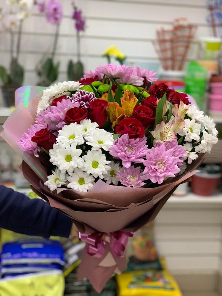Букет салют цветов в Минусинске Букет цветов из: Розы, Хризантемы и Альстромерии в Минусинске