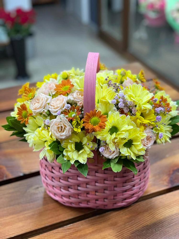Композиция цветы лета в Минусинске Цветочная композиция из Хризантемы и Розы в корзине в Минусинске