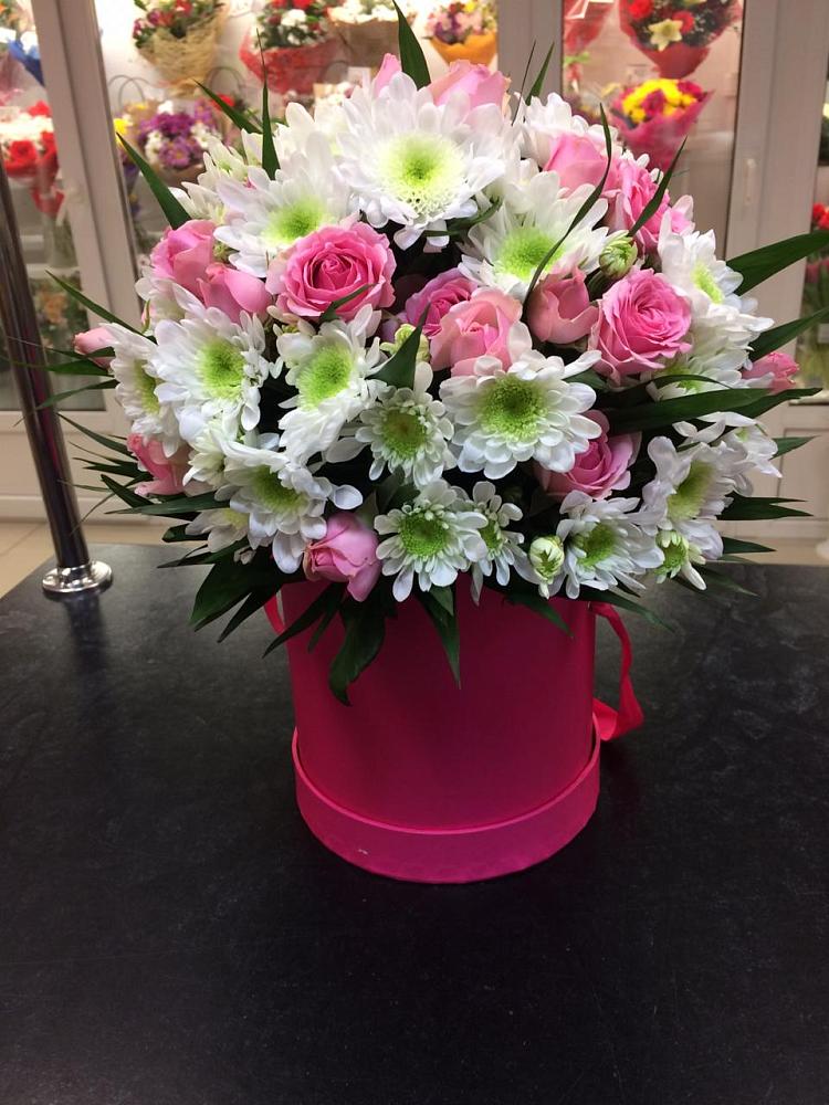 Цветочная композиция из Розы и Хризантемы в шляпной коробке в Минусинске