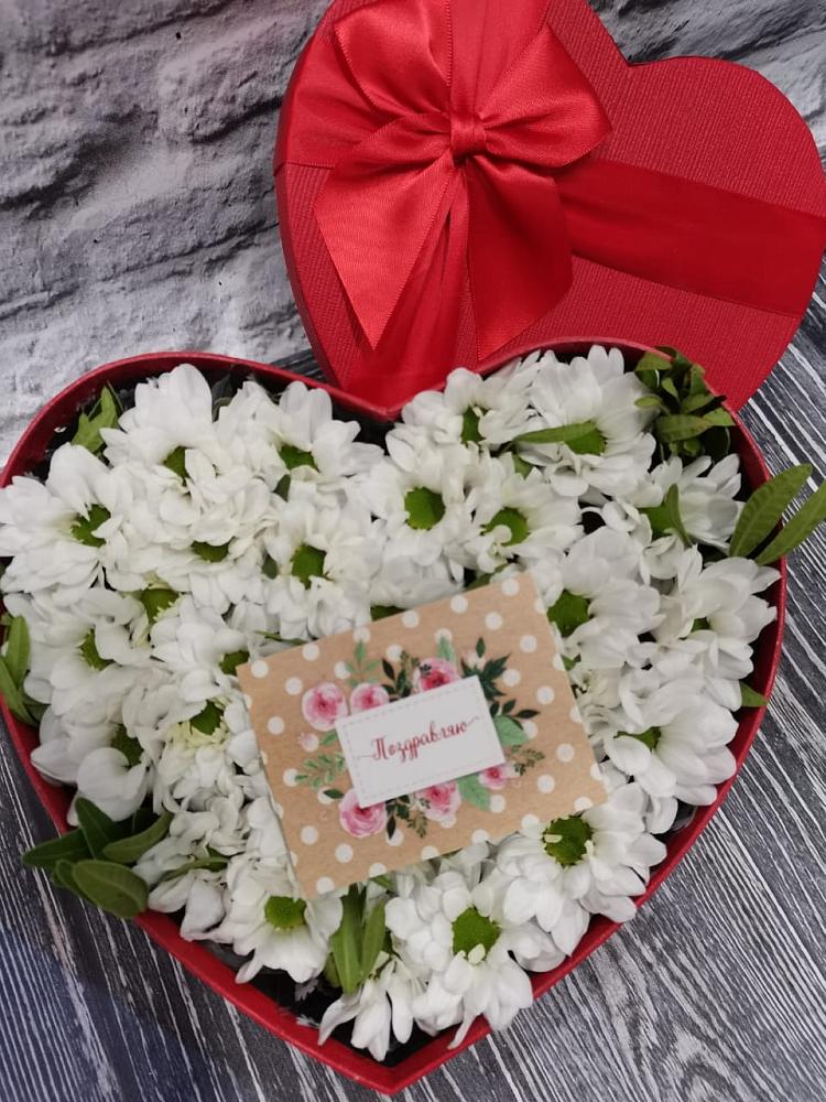 Композиция сплетение судьбы в Минусинске Цветочная композиция из Хризантемы в виде сердца в Минусинске