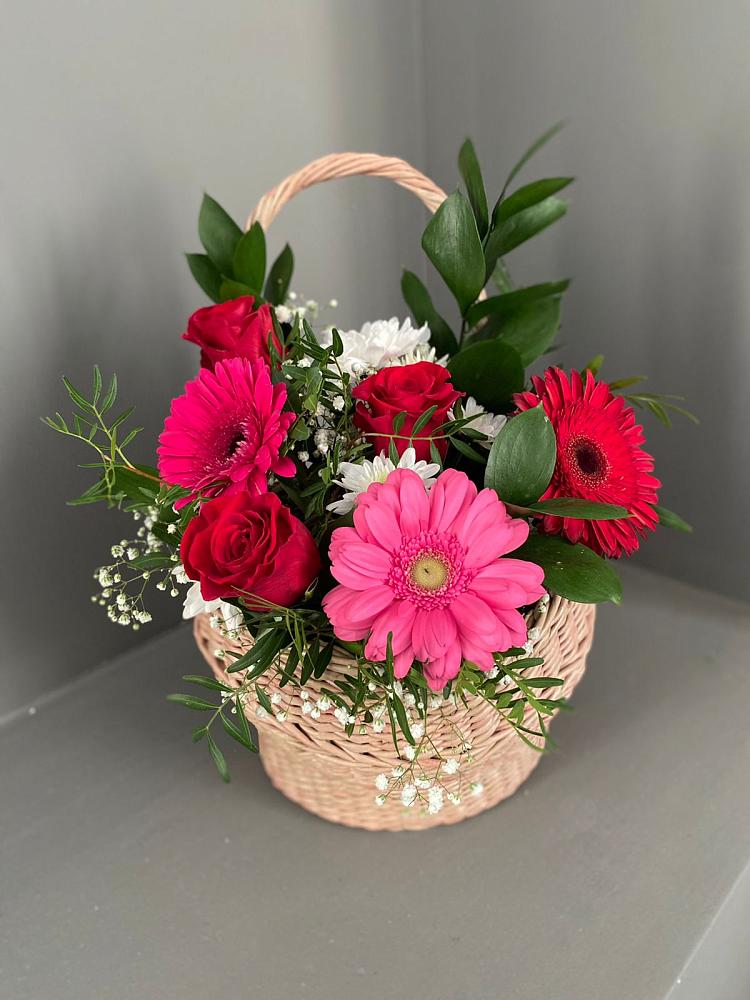 Композиция радостное событие в Минусинске Цветочная композиция из Розы, Хризантемы и Герберы в корзине в Минусинске