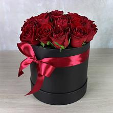 Цветочная композиция из Розы в шляпной коробке в Минусинске