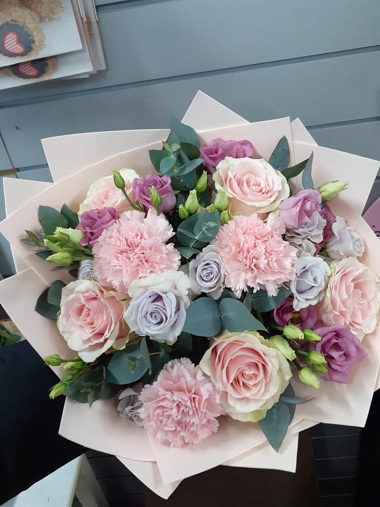 Букет обаятельный в Минусинске Букет цветов из: Розы, Гвоздики и Лизиантусы в Минусинске