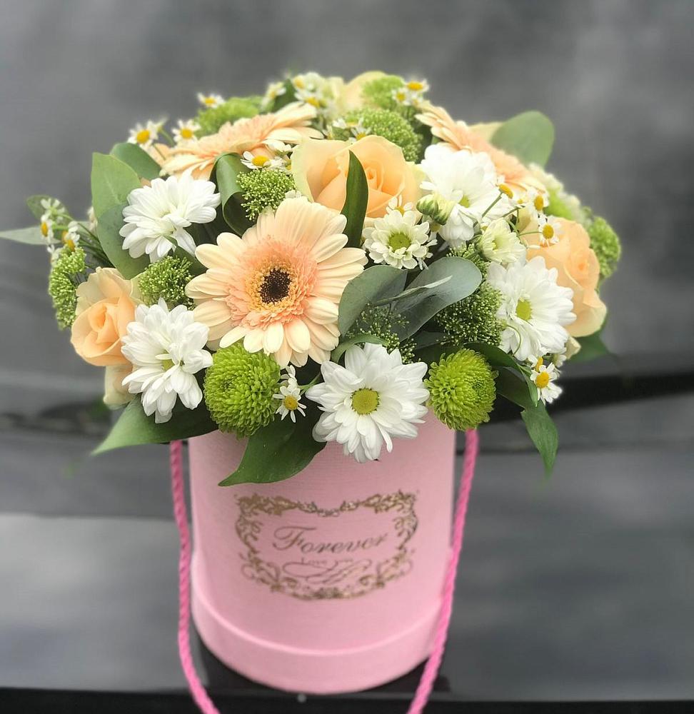 Композиция маленькая прелесть в Минусинске Цветочная композиция из Розы, Герберы и Хризантемы в шляпной коробке в Минусинске