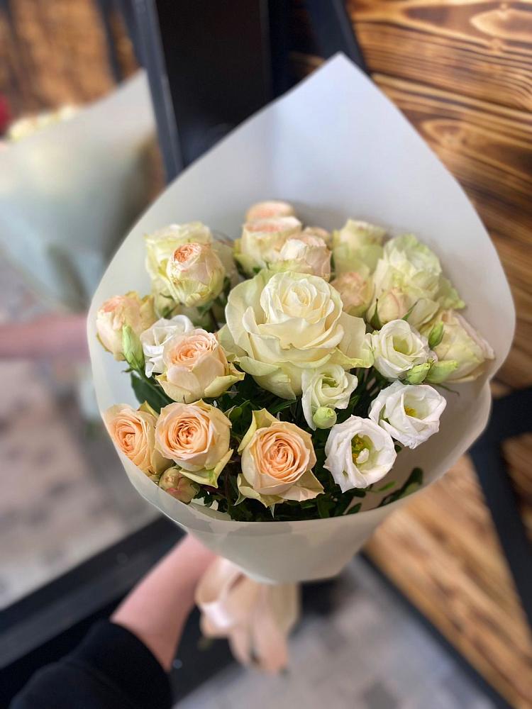 Букет Летний бриз в Минусинске Букет цветов из: Розы и Лизиантусы в Минусинске