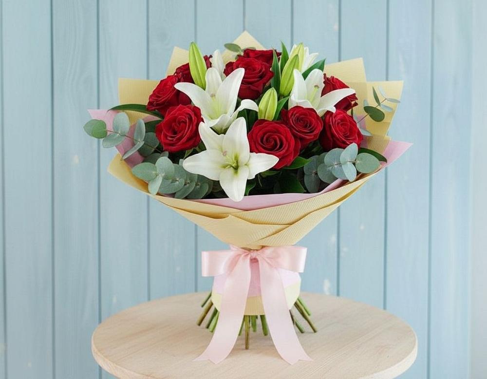 Букет Элегантная гармония в Минусинске Букет цветов из: Лилии и Розы в Минусинске